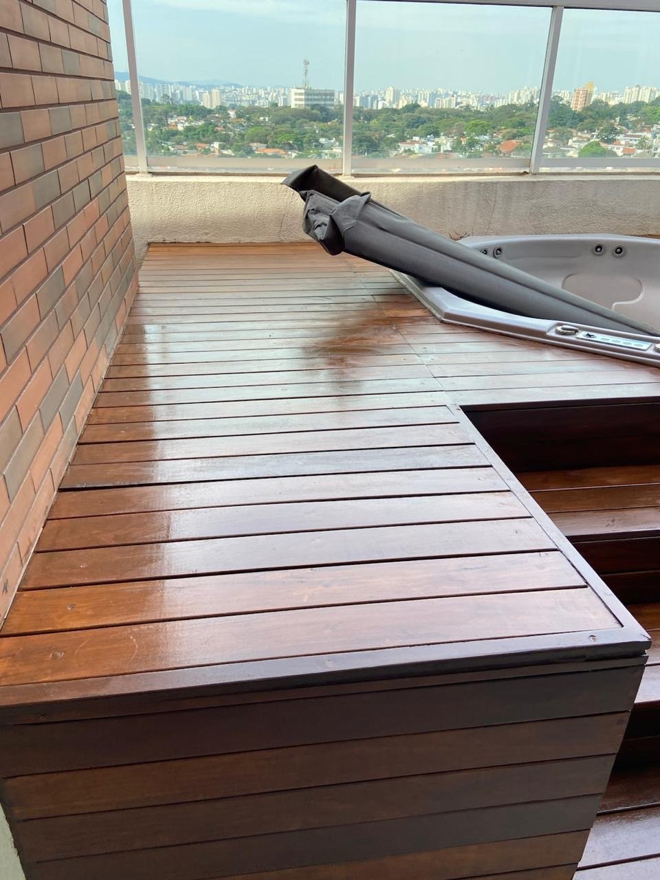 Deck de madeira com spa - Área de circulação
