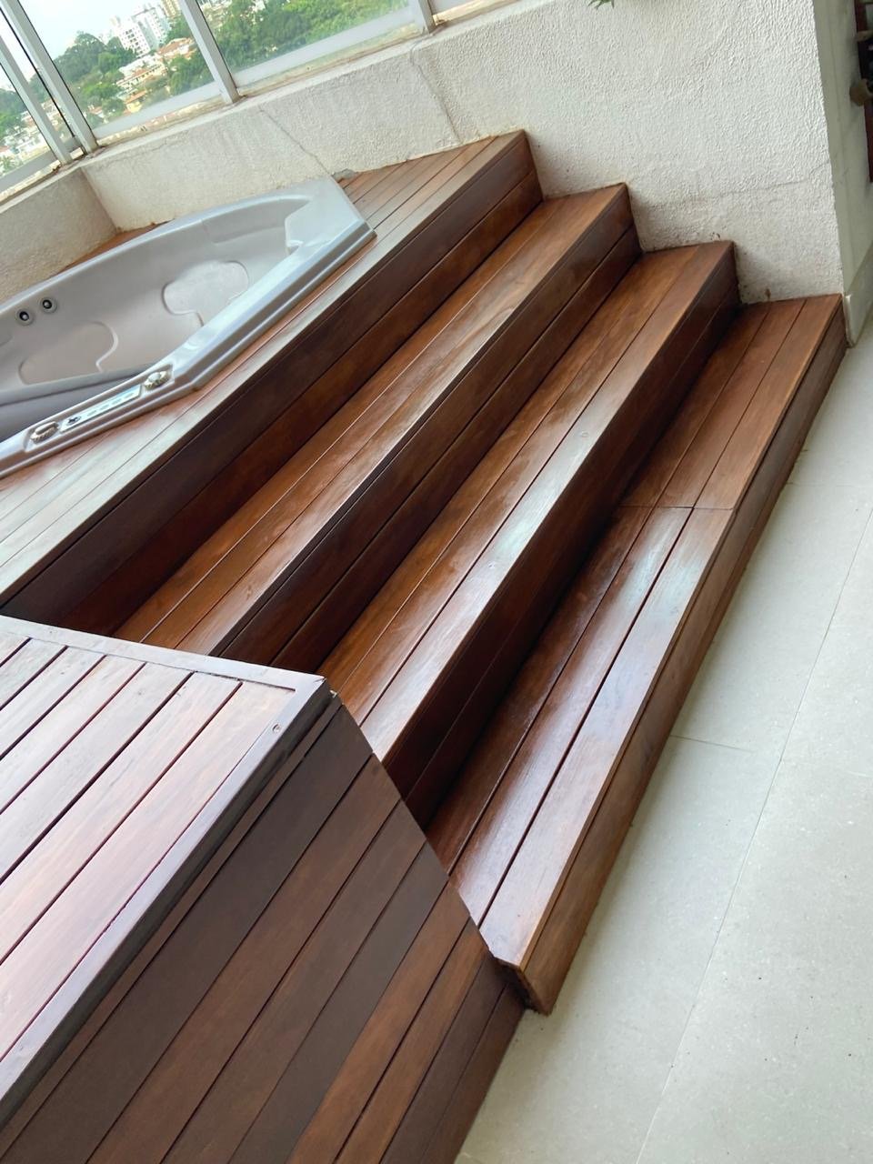 Deck de madeira com spa - Escada e acesso