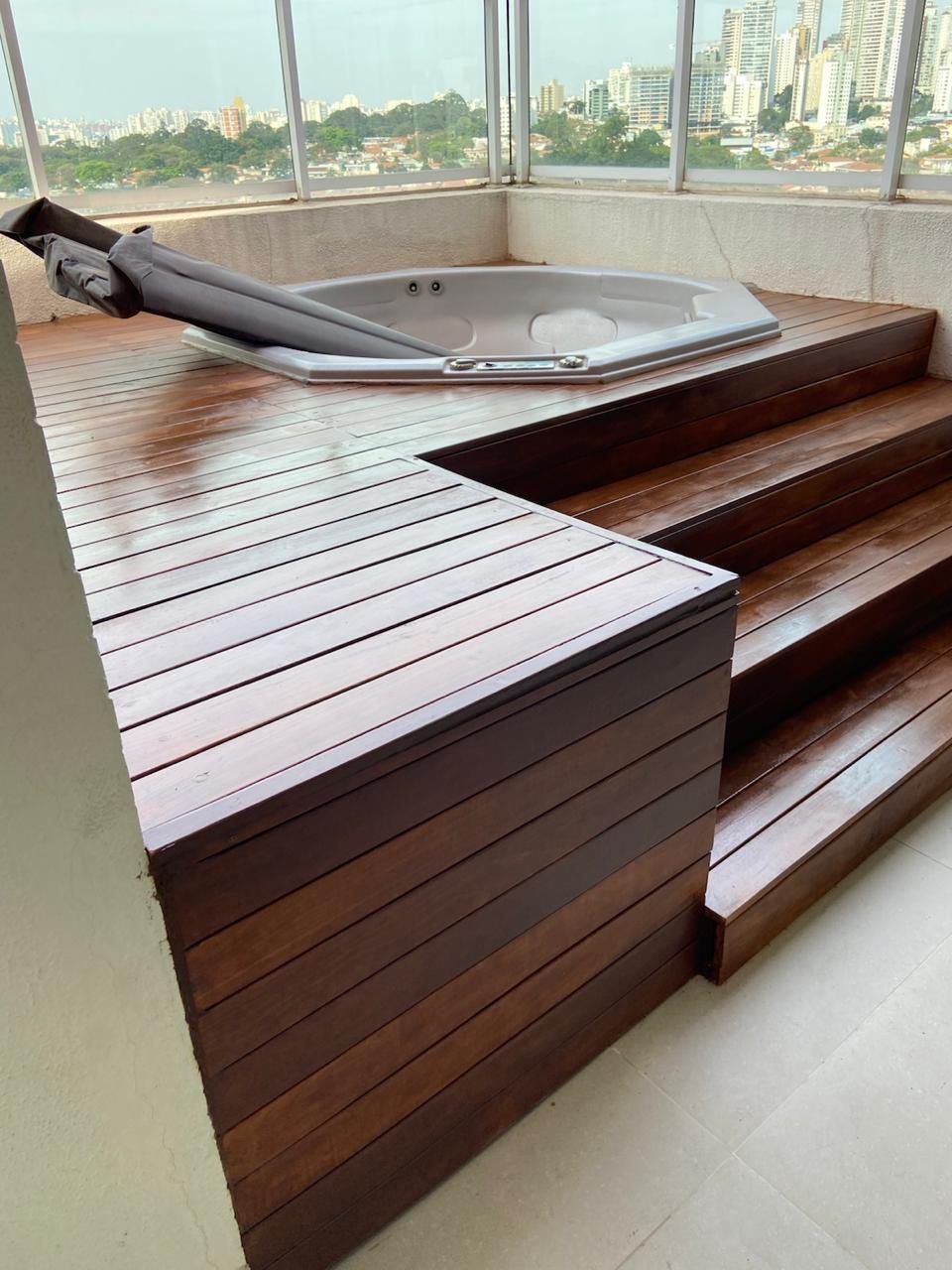 Deck de madeira com spa - Vista frontal