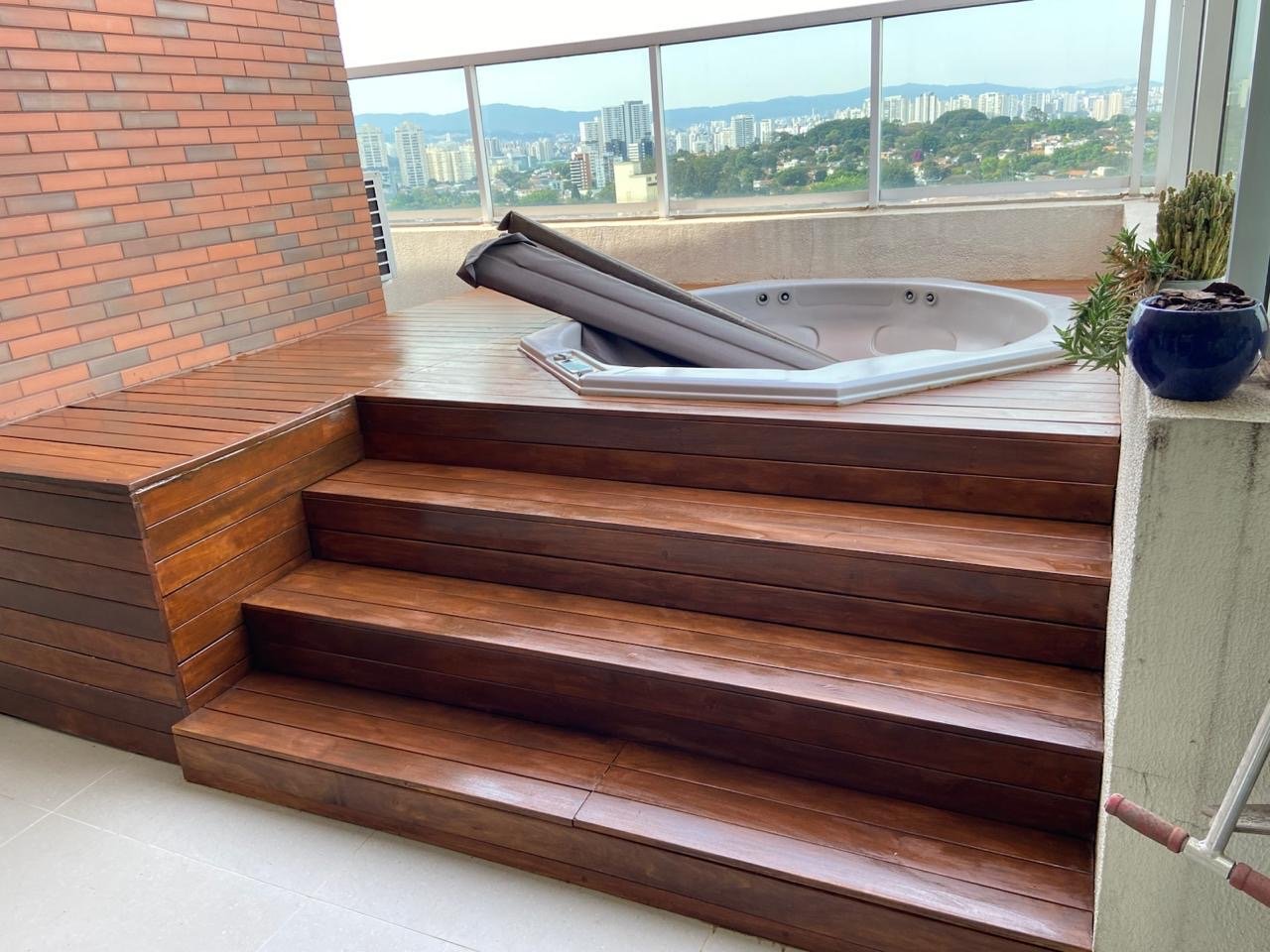 Deck de madeira com spa - Vista geral